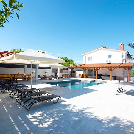 Vacation Villa Matic With 7 Bedrooms Sinj Exteriér fotografie