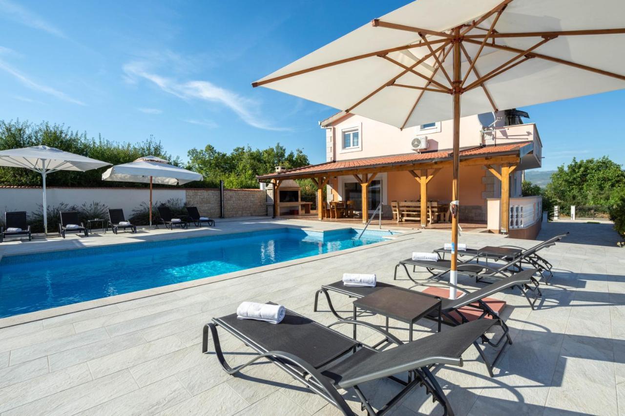 Vacation Villa Matic With 7 Bedrooms Sinj Exteriér fotografie
