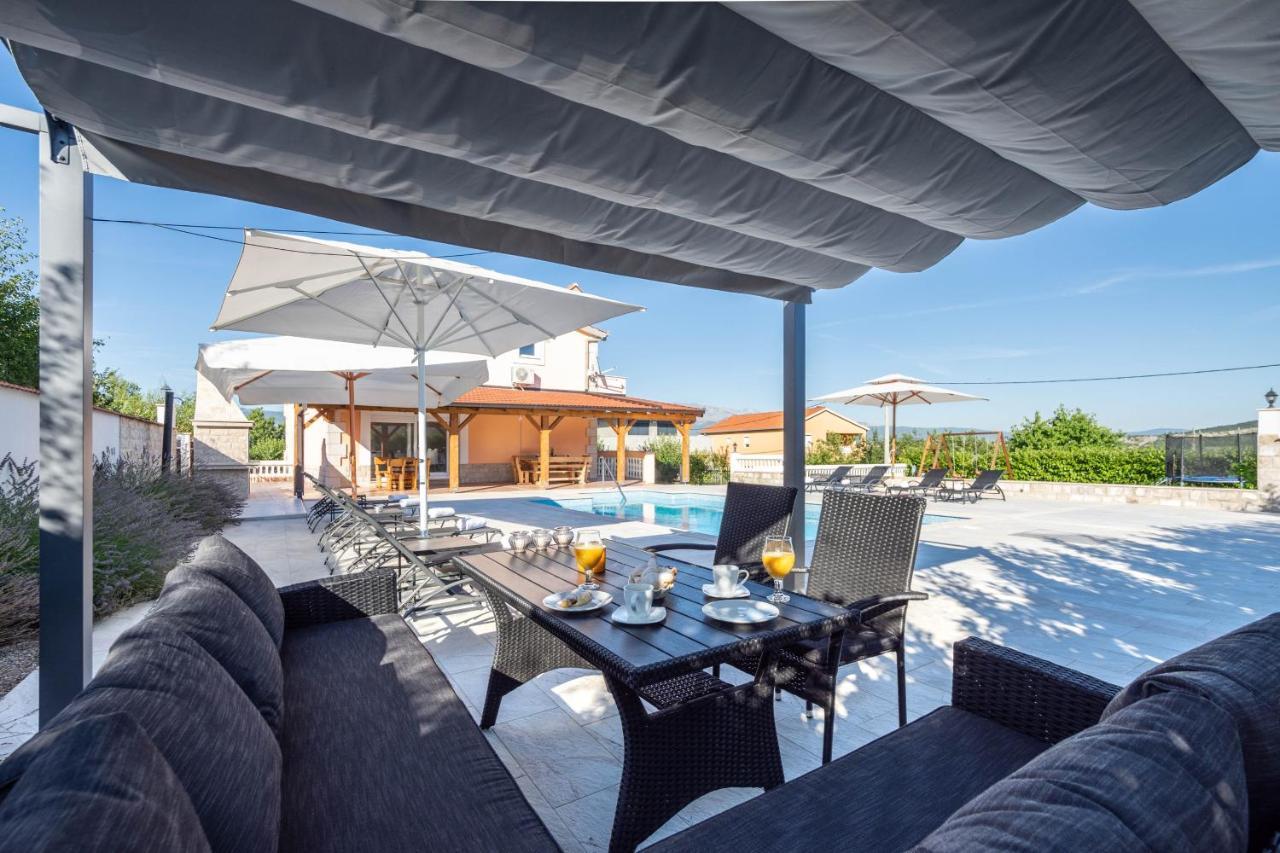 Vacation Villa Matic With 7 Bedrooms Sinj Exteriér fotografie