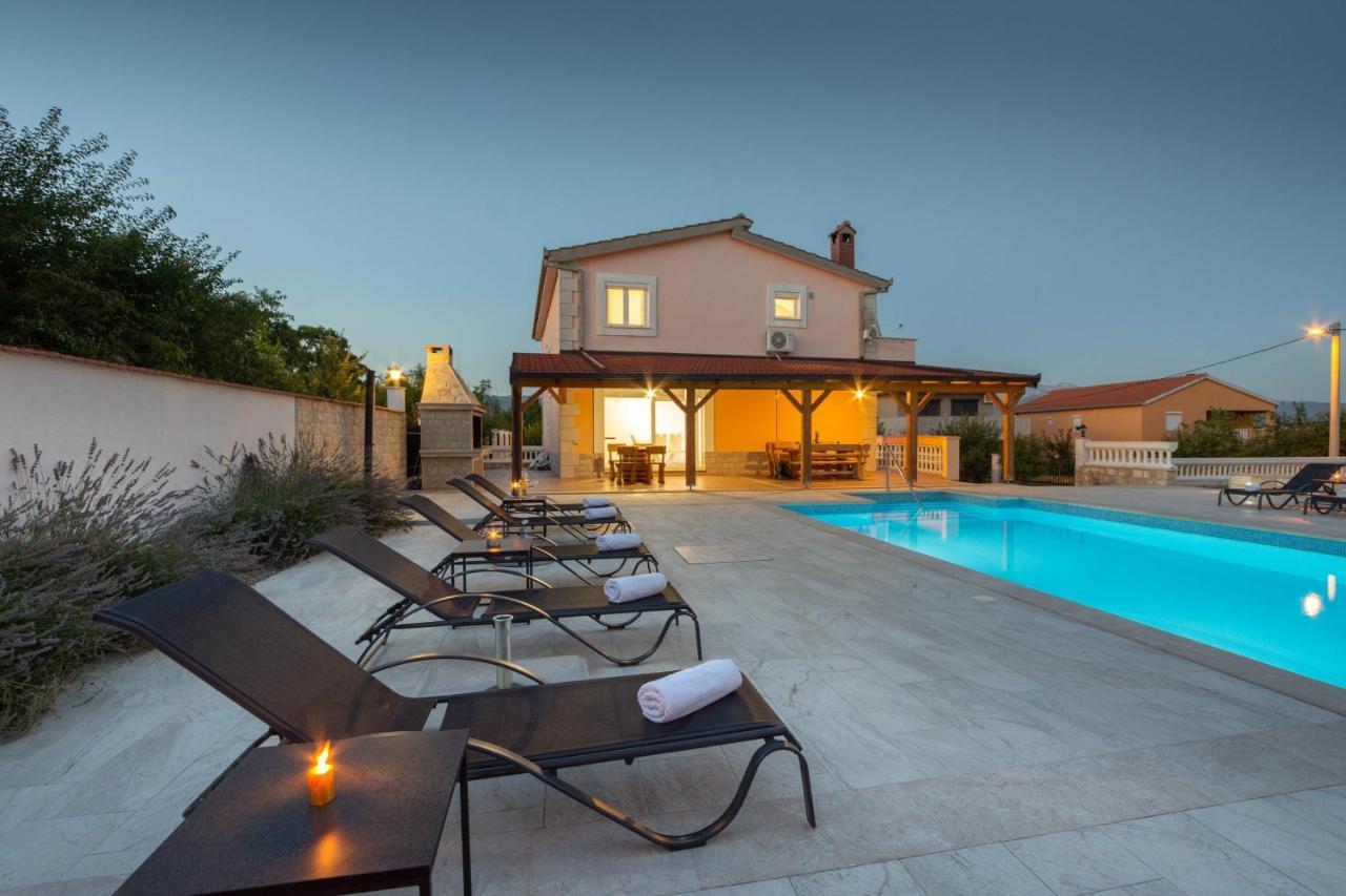 Vacation Villa Matic With 7 Bedrooms Sinj Exteriér fotografie