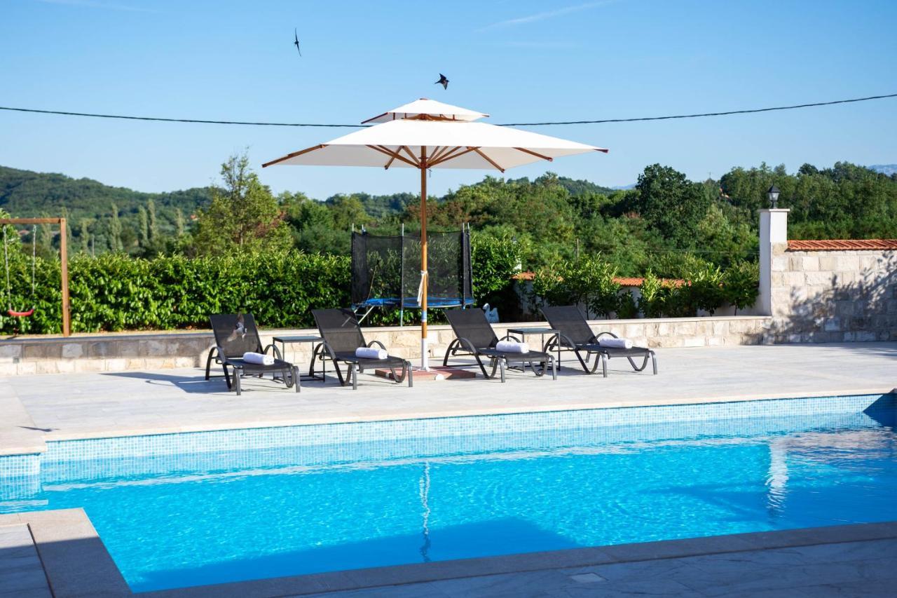 Vacation Villa Matic With 7 Bedrooms Sinj Exteriér fotografie
