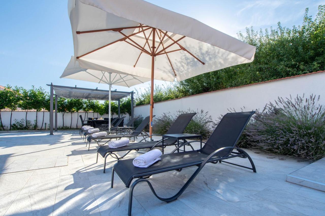 Vacation Villa Matic With 7 Bedrooms Sinj Exteriér fotografie
