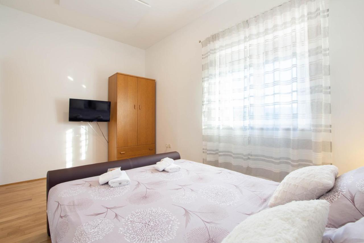 Vacation Villa Matic With 7 Bedrooms Sinj Exteriér fotografie