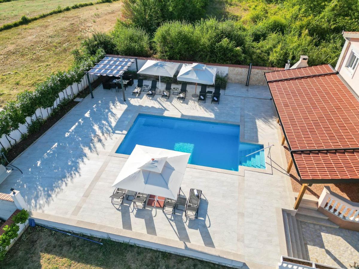 Vacation Villa Matic With 7 Bedrooms Sinj Exteriér fotografie