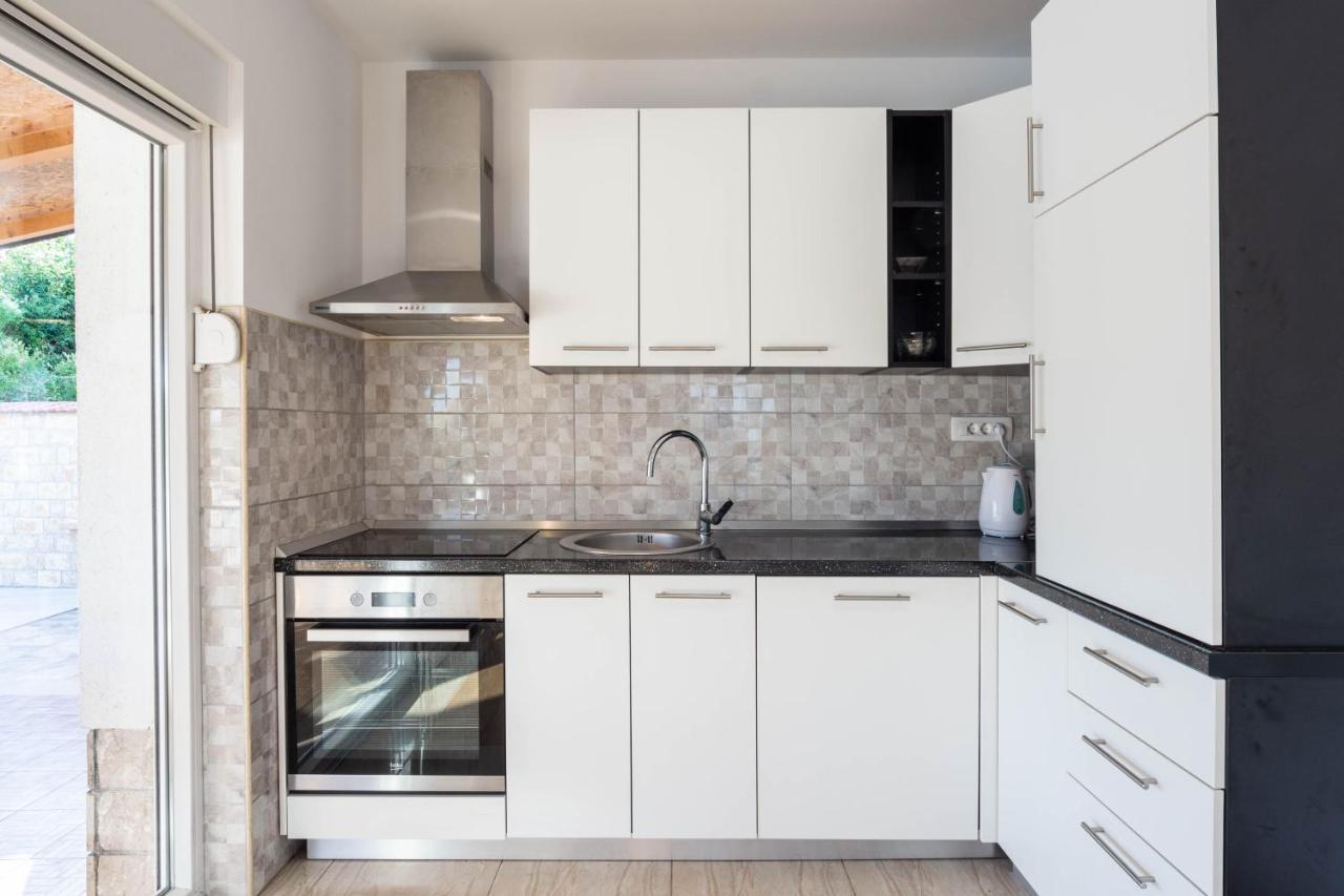 Vacation Villa Matic With 7 Bedrooms Sinj Exteriér fotografie