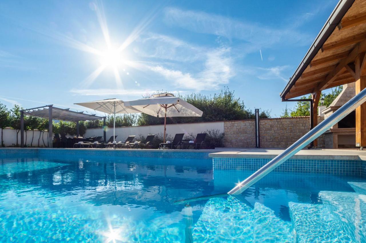 Vacation Villa Matic With 7 Bedrooms Sinj Exteriér fotografie