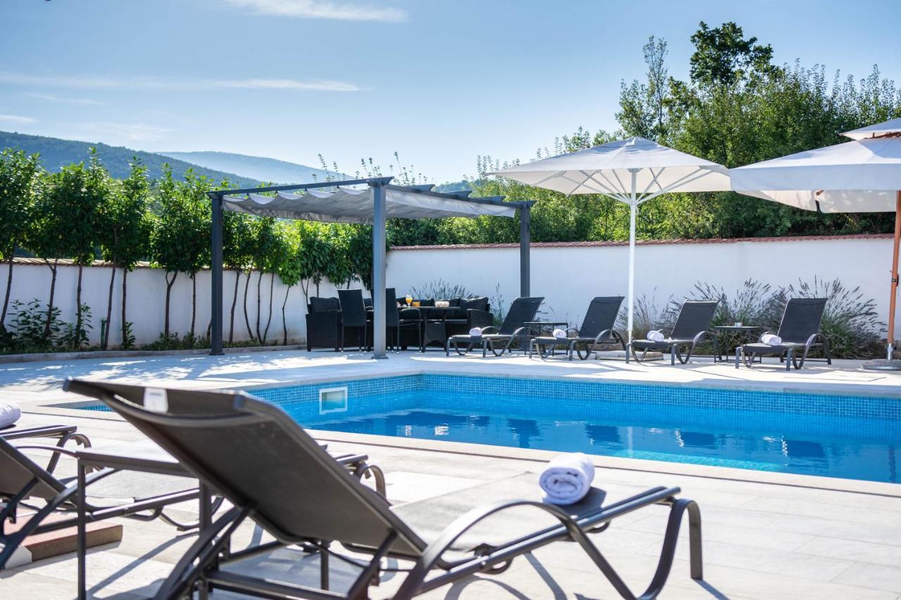 Vacation Villa Matic With 7 Bedrooms Sinj Exteriér fotografie