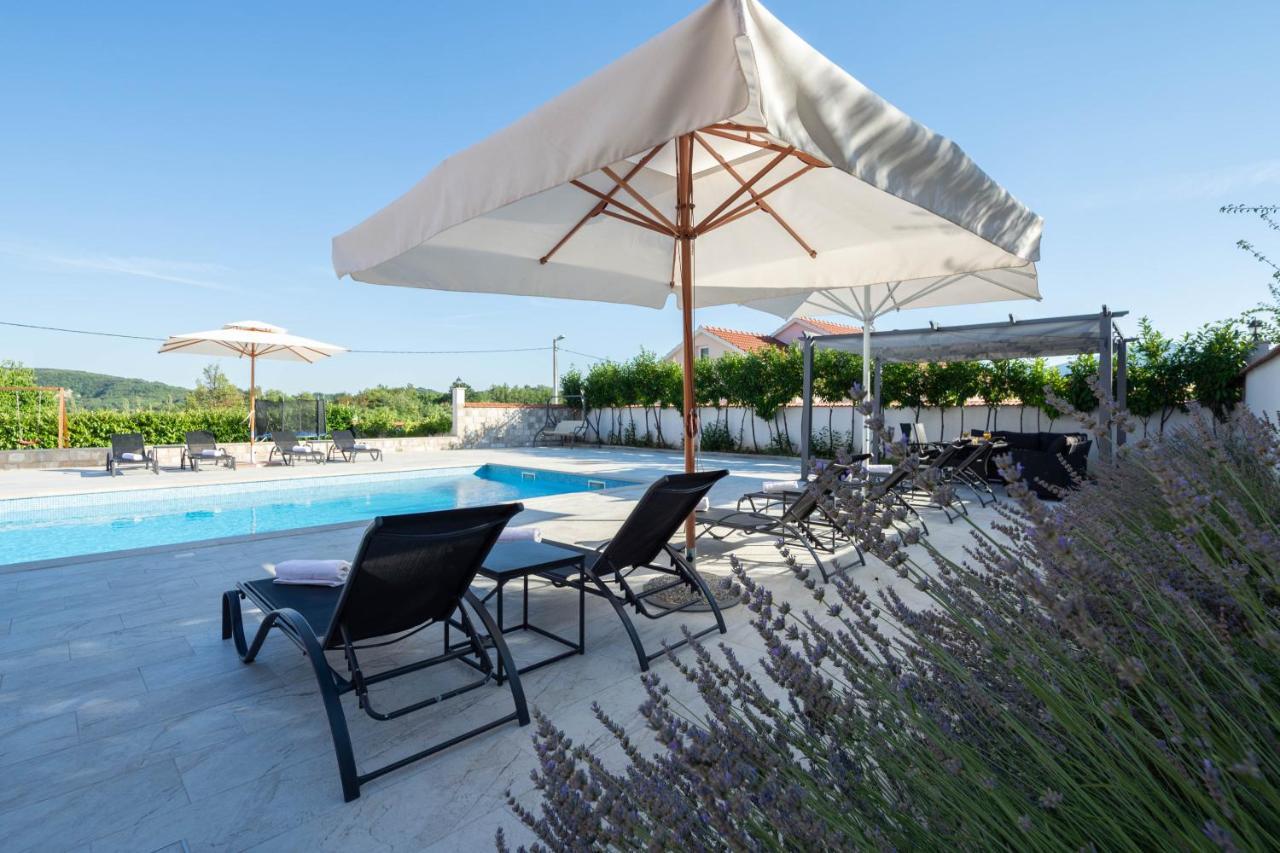 Vacation Villa Matic With 7 Bedrooms Sinj Exteriér fotografie