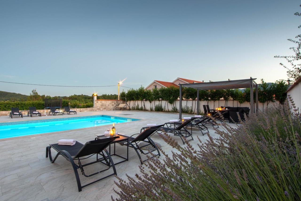 Vacation Villa Matic With 7 Bedrooms Sinj Exteriér fotografie
