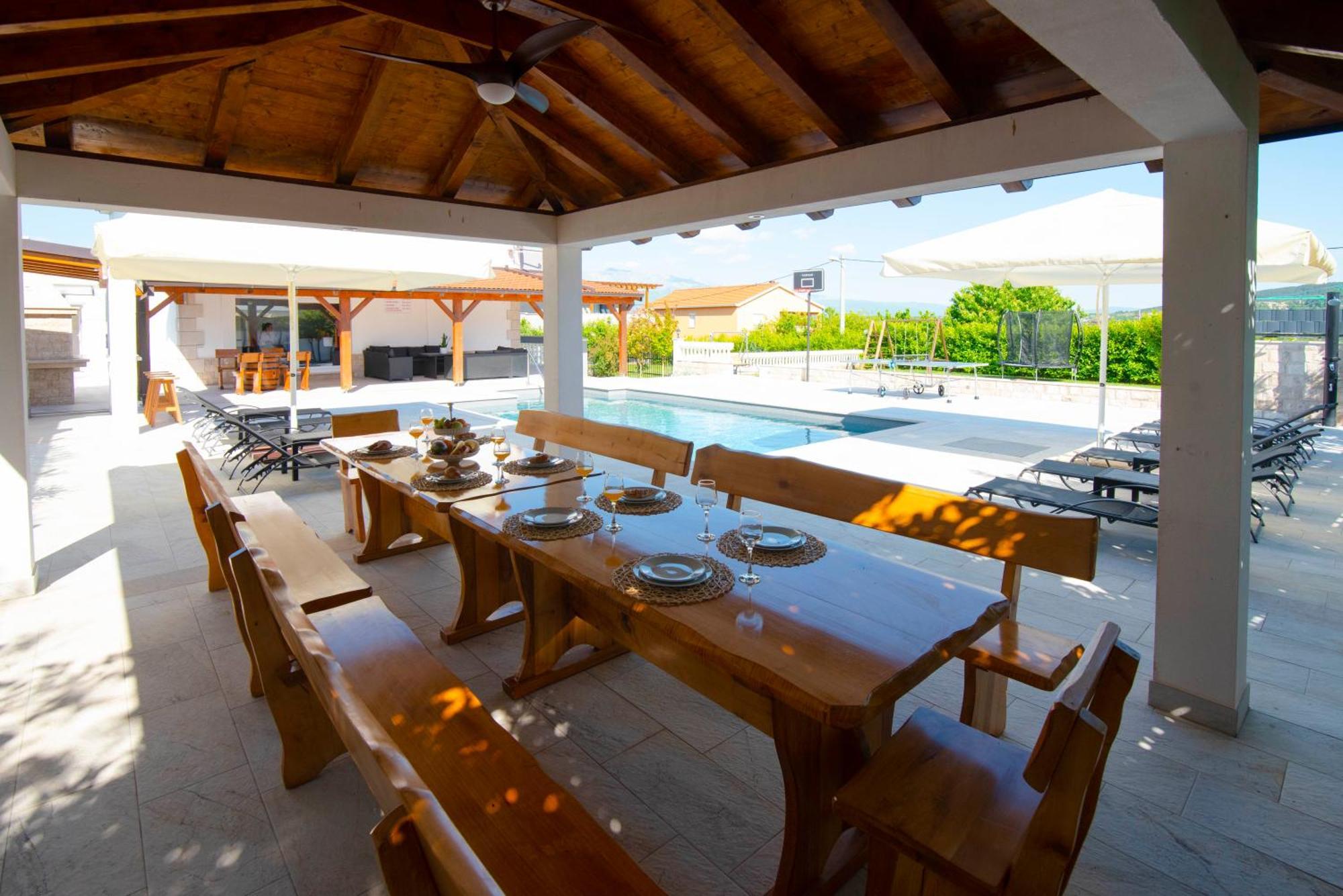 Vacation Villa Matic With 7 Bedrooms Sinj Exteriér fotografie