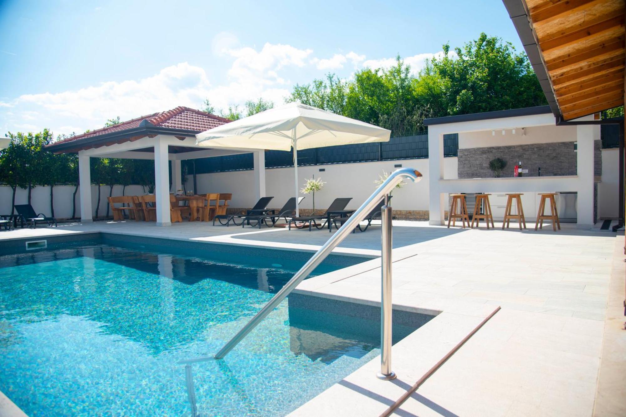 Vacation Villa Matic With 7 Bedrooms Sinj Exteriér fotografie