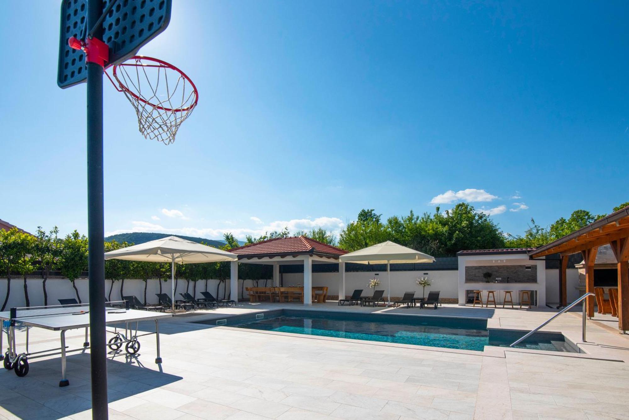 Vacation Villa Matic With 7 Bedrooms Sinj Exteriér fotografie