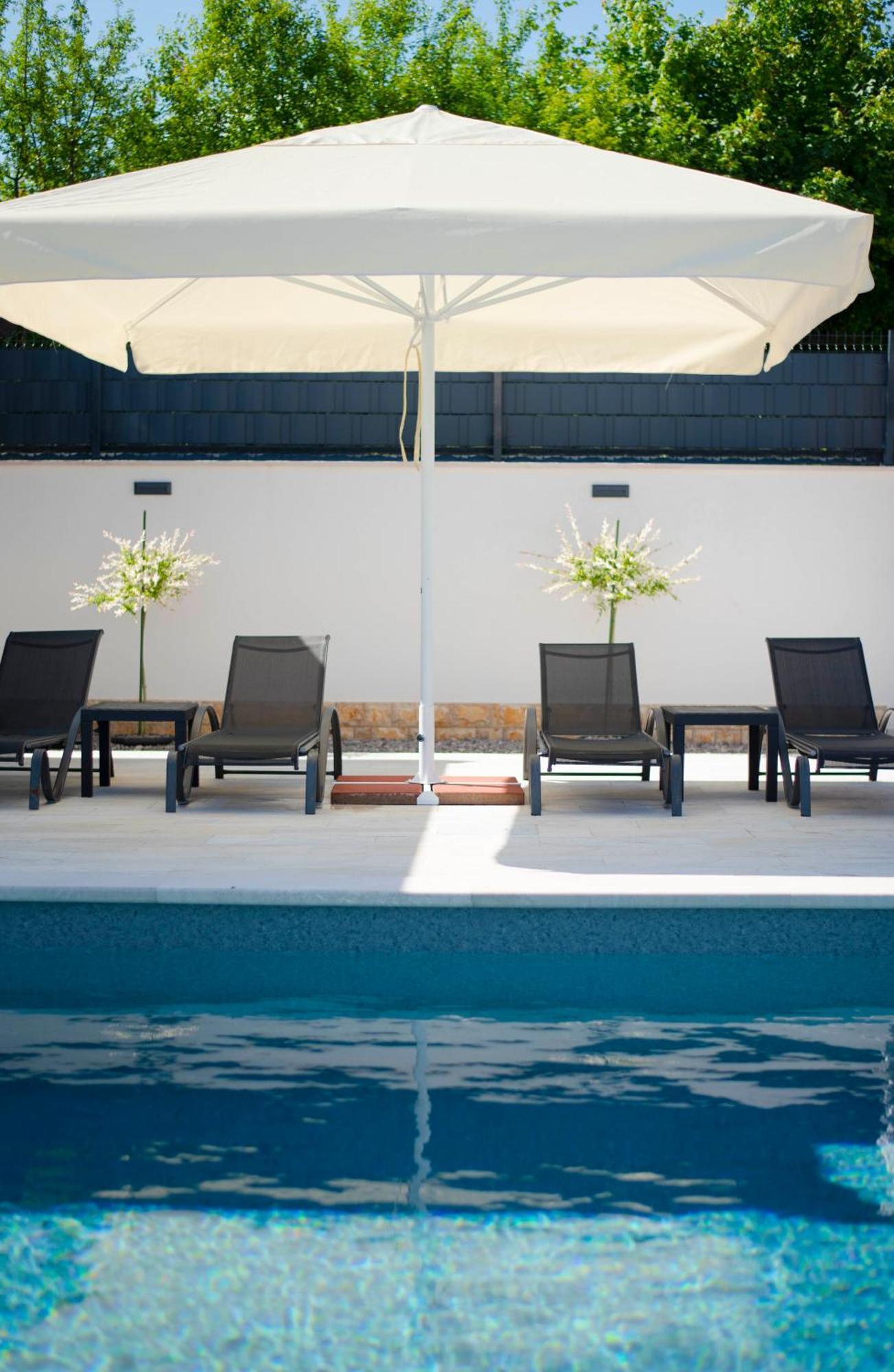 Vacation Villa Matic With 7 Bedrooms Sinj Exteriér fotografie